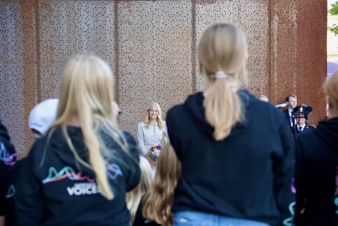 Barnekoret Skedsmo Young Voices sang utenfor inngangen til Lillestrøm bibiliotek. Foto: Sara Svanemyr, Det kongelige hoff.